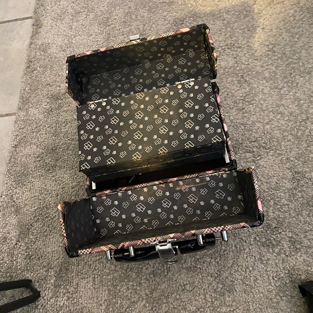 Makeup Box - Picture 3 of 4